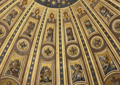 Detail der Mosaiken in der Kuppel des Petersdoms in Rom, kunstvolle Verzierung