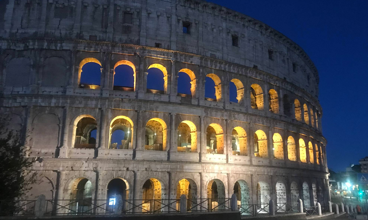Kolosseum in Rom bei Nacht beleuchtet, antikes Amphitheater im Abendlicht