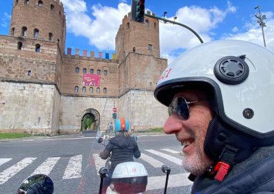 Vespa Tour in Rom vor der Porta San Sebastiano entlang der Aurelianischen Mauer mit lokalem Guide