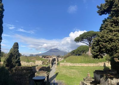 Pompeji Ruinen mit dem Vesuv im Hintergrund und antiker Stadtlandschaft