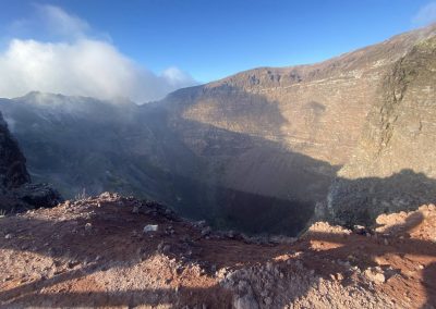 Vesuv Krater bei Neapel Blick in den Vulkan und vulkanische Landschaft