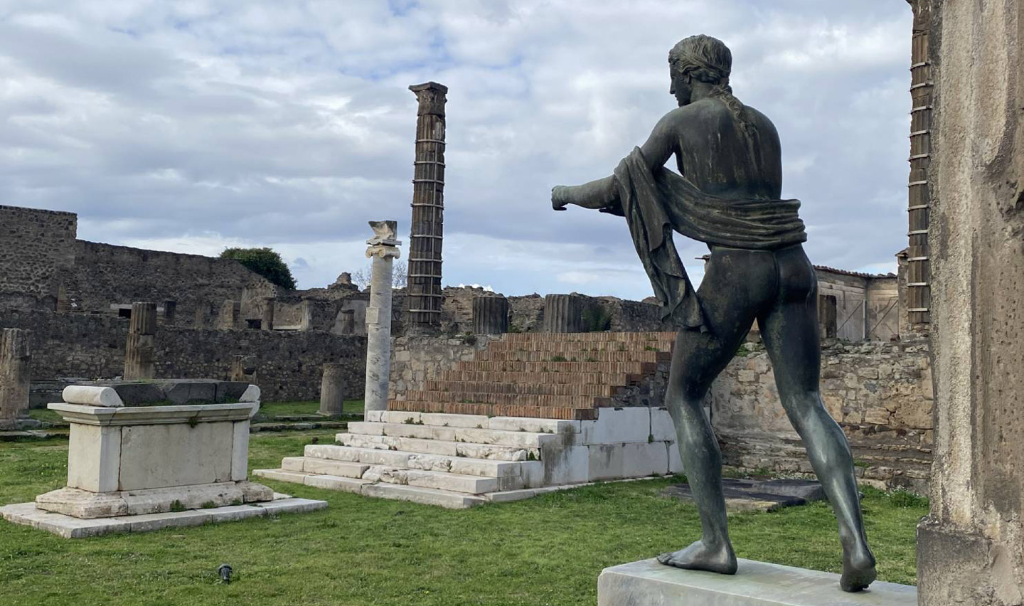 Tempel des Apollo in Pompeji mit Statue und gut erhaltenen Saeulen